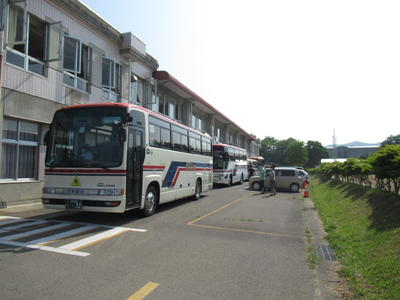 校長室側から一部生徒が校内に入ります。